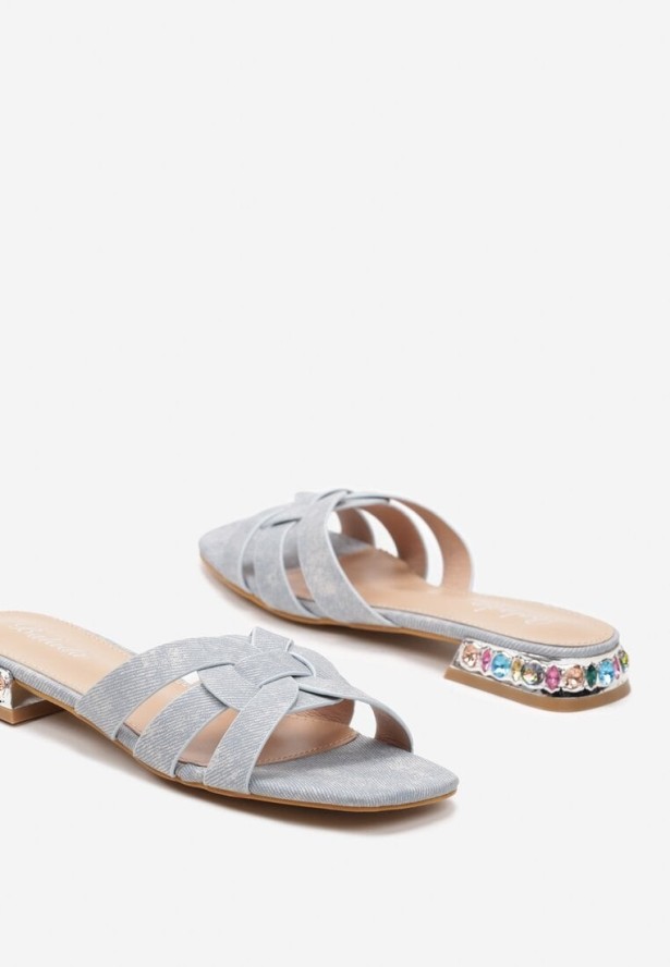 Jasnoniebieskie Klapki na Płaskiej Podeszwie z Ekoskóry Ozdobione Cyrkoniami Trannesa