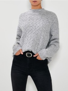 Sweter damski z warkoczowym splotem - szary