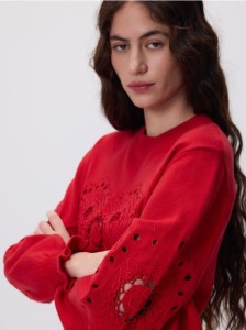 Sweter z ażurowym motywem - czerwony