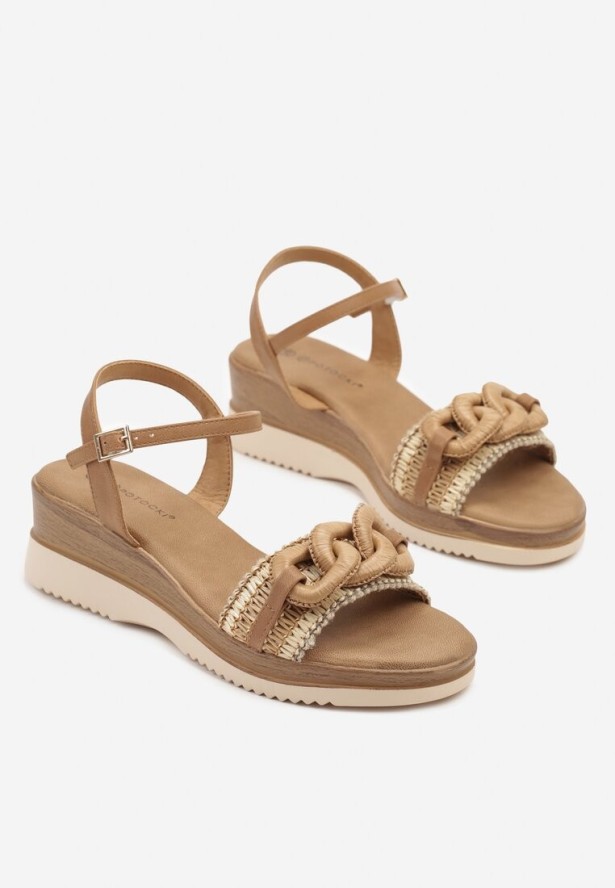 Beżowe Sandały na Koturnie Ozdobione Klamrą Sadraelle