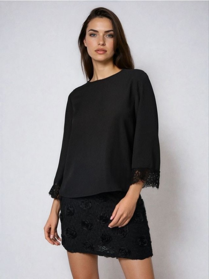 Bluzka z ozdobną koronką - czarny