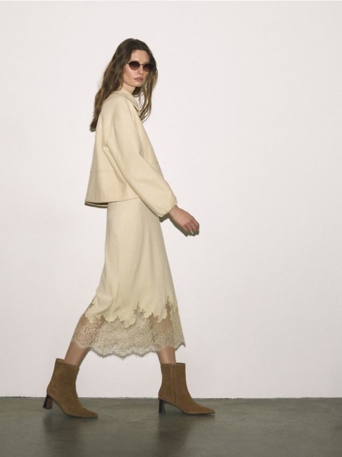 Zamszowe botki na obcasie - beżowy