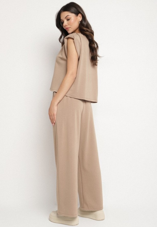 Jasnobeżowy Komplet z Wiskozą Koszulka z Usztywnionymi Ramionami i Szerokie Spodnie Nevisari