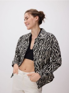 Jeansowa kurtka ze zwierzęcym wzorem - wielobarwny