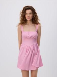 Kreszowana sukienka mini - brudny róż
