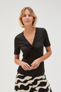 Bluzka z ozdobnym dekoltem