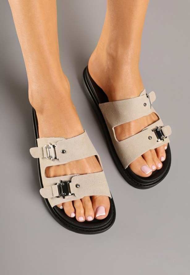 Beżowe Klapki z Metalicznymi Klamrami Fallevia