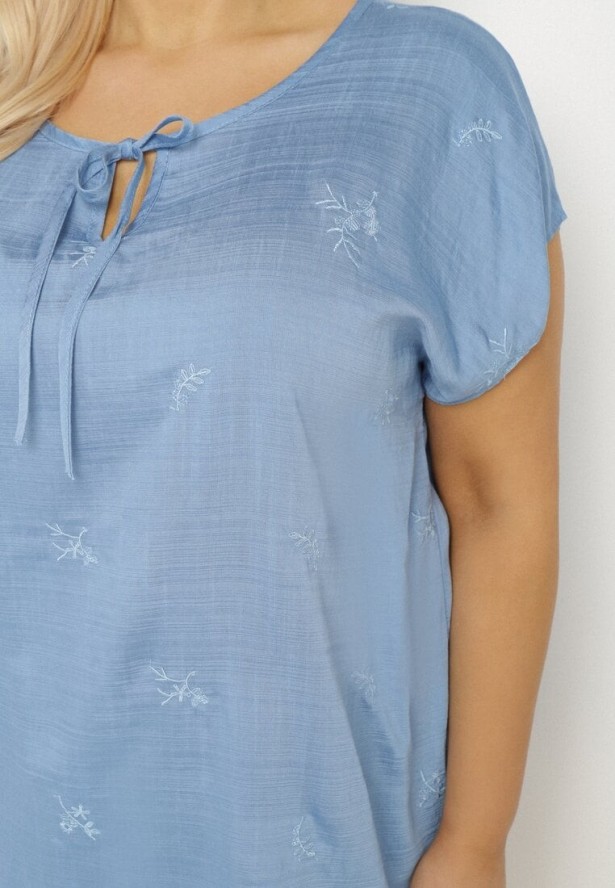 Niebieska Bluzka z Haftem i Sznurkiem Przy Dekolcie Mepaya