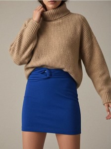 Dopasowana spódnica mini z wycięciem i marszczeniem w talii - niebieski