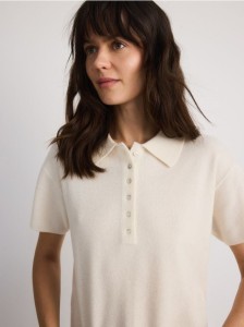 Wełniana bluzka z kołnierzykiem - kremowy