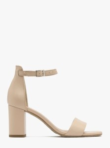 Beżowe sandały na słupku