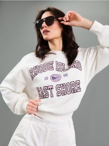 Bluza dresowa z haftowanym napisem - kremowy