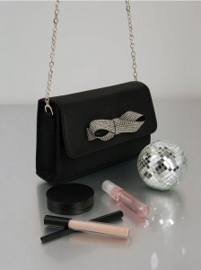 Mała torebka na łańcuszku z kokardą - czarny
