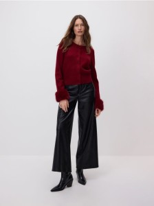 Kardigan z futrzanymi mankietami - karminowy