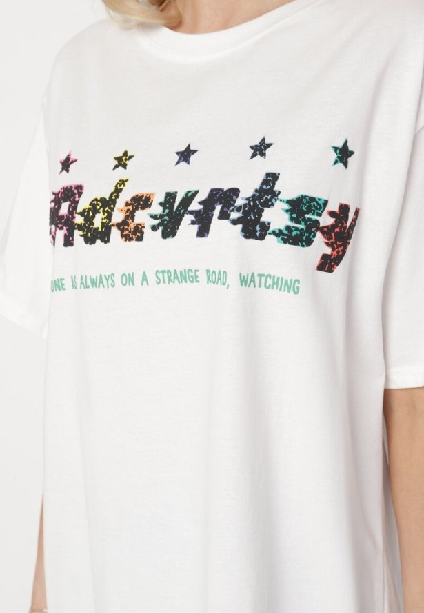 Biały Oversizowy T-shirt z Napisem z Przodu i Gwiazdami na Plecach Ilanlith