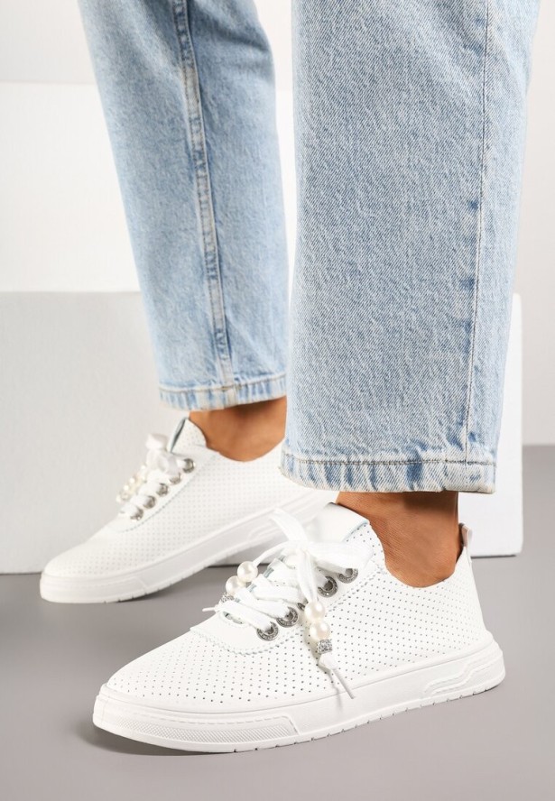 Białe Tenisówki Zdobione Perforacją i Aplikacjami z Cyrkonii i Pereł Pasurelia