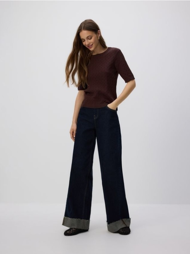 Sweter z ozdobnym splotem - brązowy