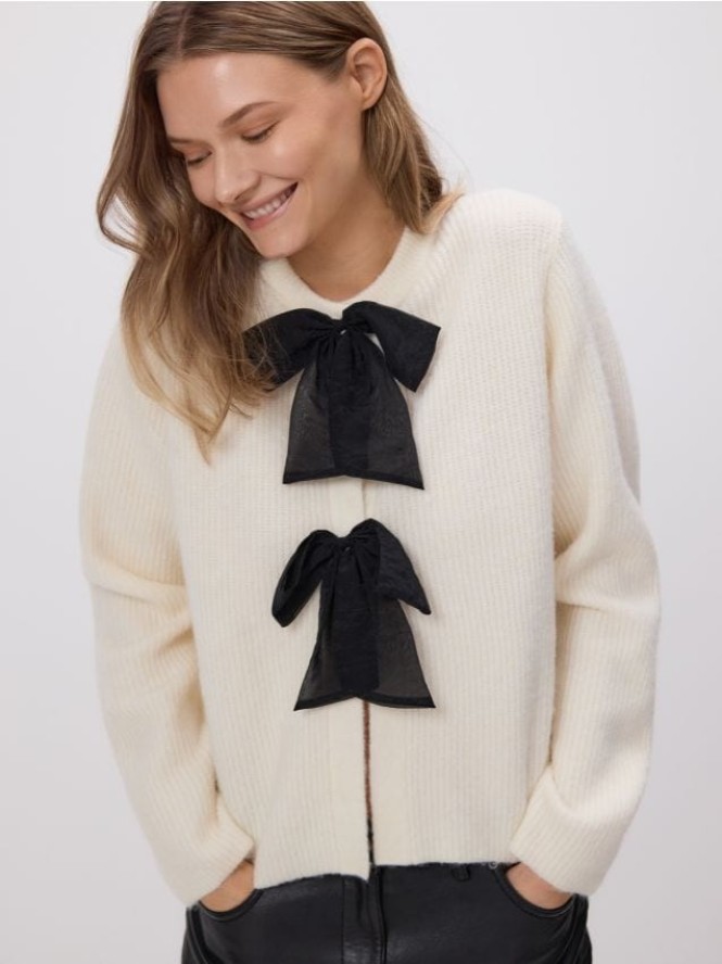 Kardigan z kokardkami - kremowy