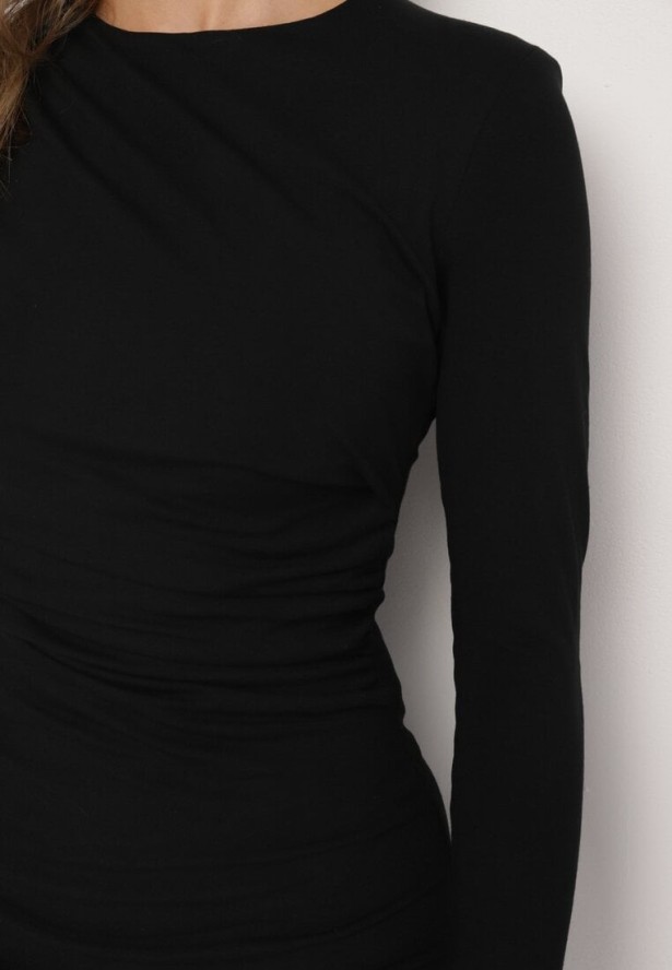 Czarna Sukienka z Wiskozą Marszczona po Bokach z Usztywnionymi Ramionami Zeiena