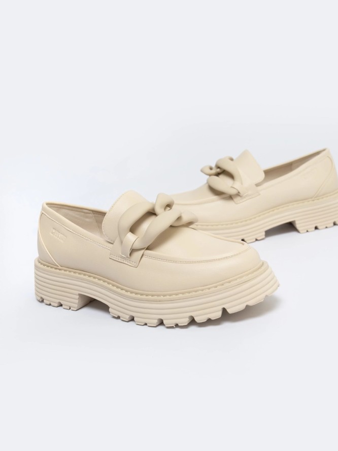 Mokasyny damskie z ozdobnym łaŅcuchem beżowe LL274581 801