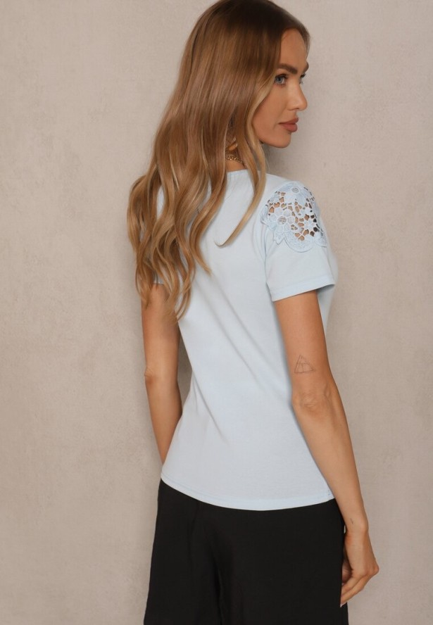 Jasnoniebieski T-shirt z Bawełny Ozdobiony Koronką i Łańcuszkiem Liravee