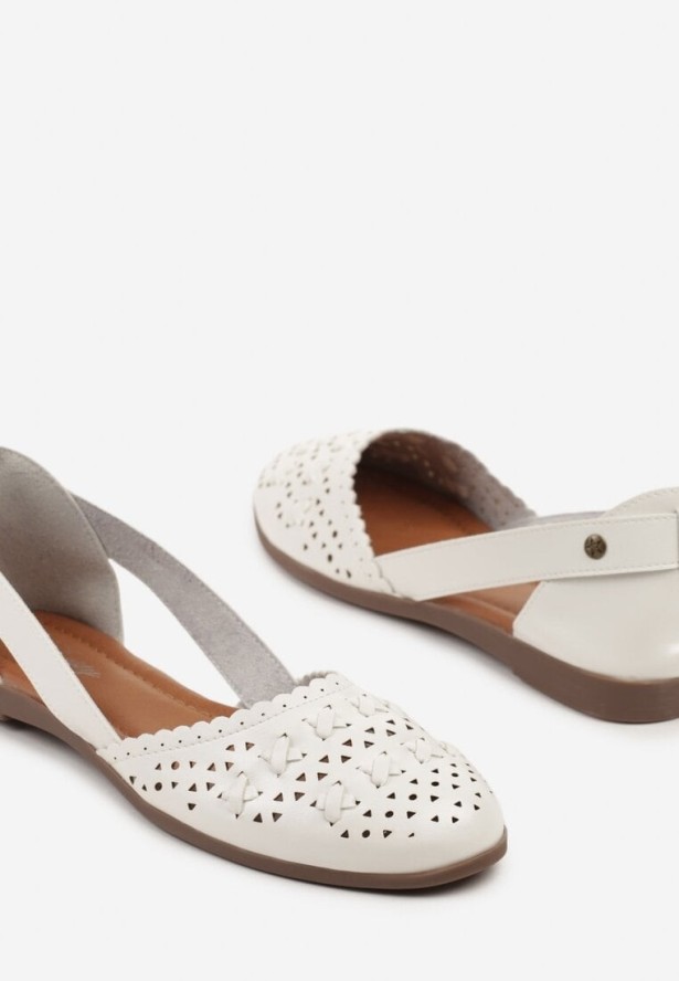 Białe Balerinki z Ażurowymi Zdobieniami i Wycięciami Damitta