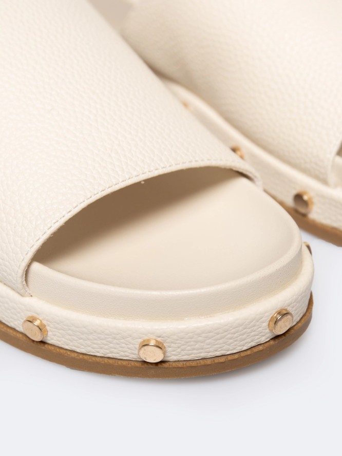 Klapki damskie na podwyższonej podeszwie z ozdobnymi nitami beżowe RR274215 801