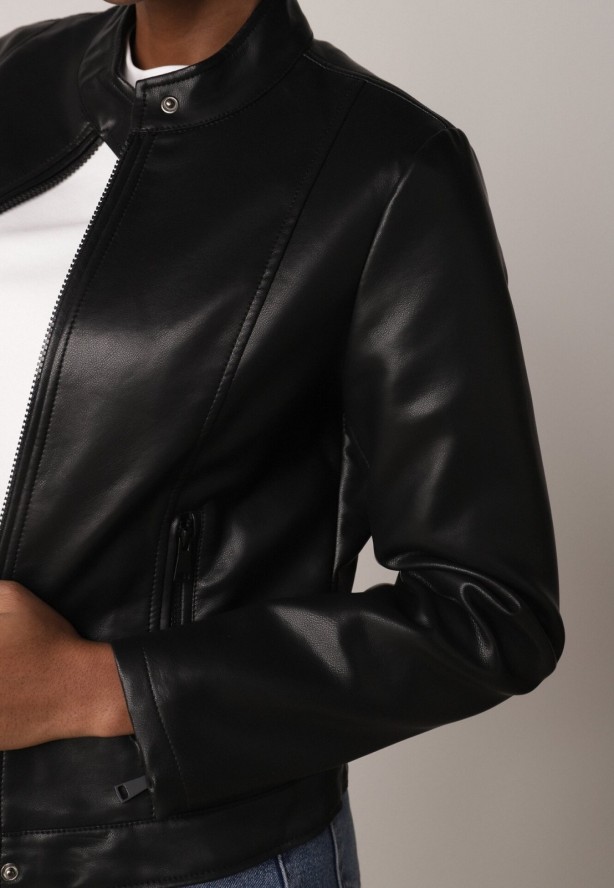 Czarna Klasyczna Kurtka Ramoneska o Dopasowanym Kroju ze Stójką Leamariel