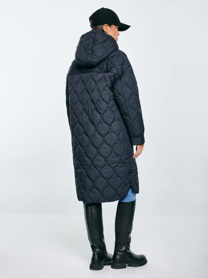 Płaszcz damski oversize z ozdobnym pikowaniem czarny Kinnetisa 906