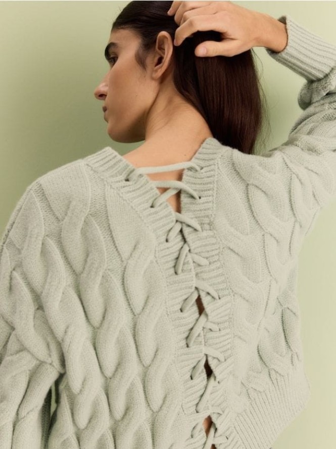 Sweter z ozdobnym wiązaniem na plecach - jasnozielony