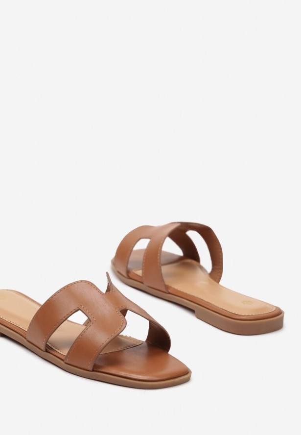 Brązowe Klapki z Imitacji Skóry na Płaskiej Podeszwie Hitesa