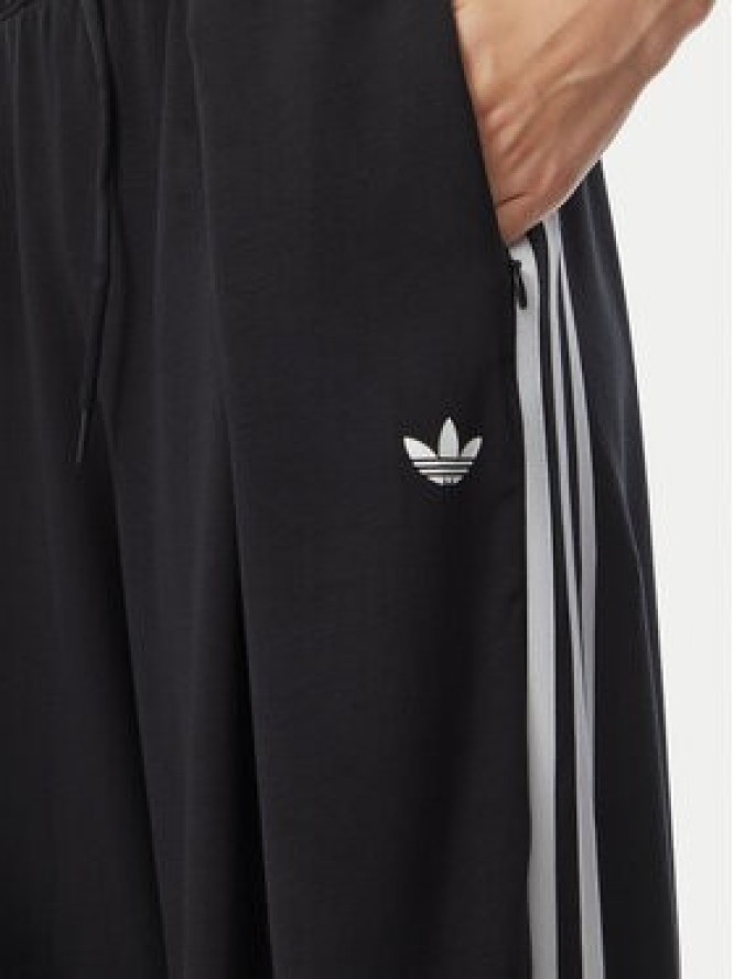 adidas Spodnie dresowe Adiluna Season 2 X Jennie Pleated Track Tracksuit Bottoms LD8922 Czarny Regular Fit