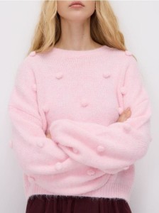 Sweter z ozdobnymi aplikacjami - różowy