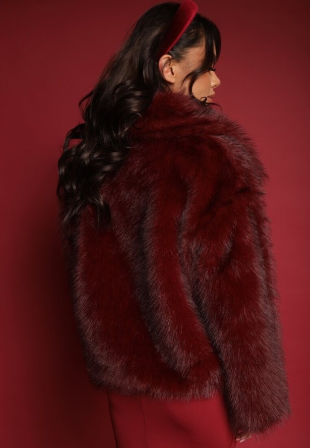 Bordowa Kurtka ze Sztucznego Futra Ozdobiona Kołnierzem Meriian