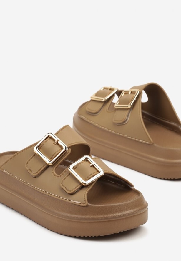 Ciemnobeżowe Klapki na Platformie z Pianki Ozdobione Klamrami Riminna