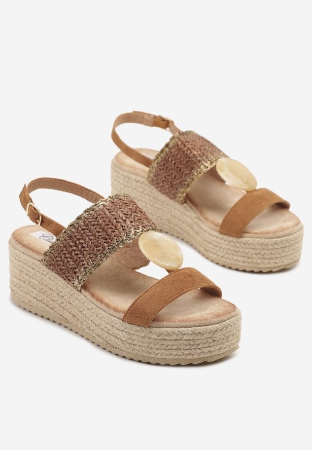 Brązowe Sandały na Plecionym Koturnie z Okrągłą Ozdobą Naporra