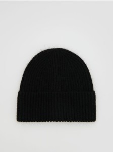 Prążkowana czapka beanie - czarny