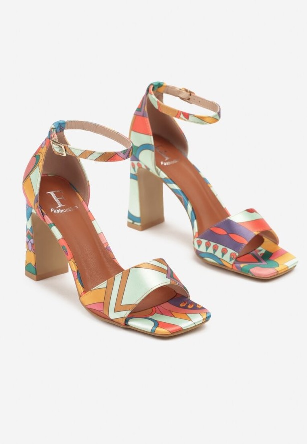 Pomarańczowe Sandały na Słupkowym Obcasie w Abstrakcyjny Print Haliones