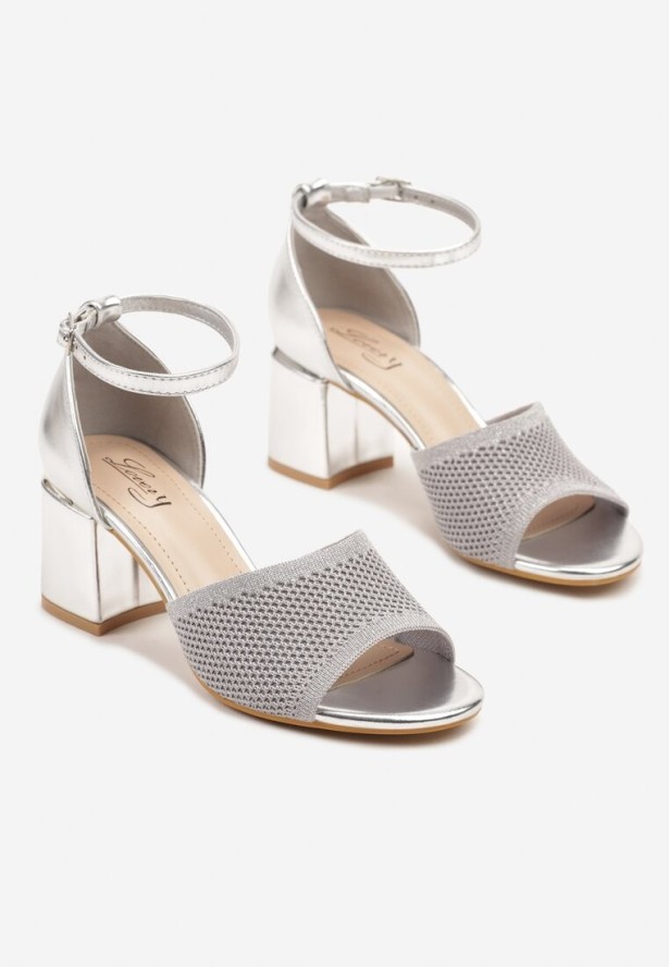 Srebrne Sandały na Słupkowym Obcasie z Dzianinowym Zdobieniem Nusaviella