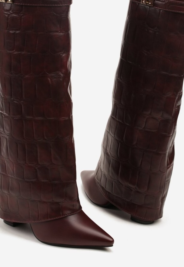 Bordowe Kozaki na Słupku Ozdobione Klamrą i Wywiniętą Cholewką z Tłoczeniem Latelia