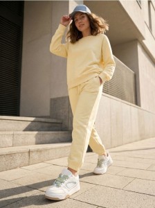 Sneakersy z dekoracyjnymi sznurówkami - beżowy