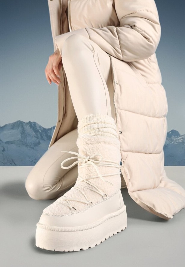 Beżowe Śniegowce Vices na Grubej Podeszwie Ozdobione Sznurowaniem i Futerkiem Ravanelle