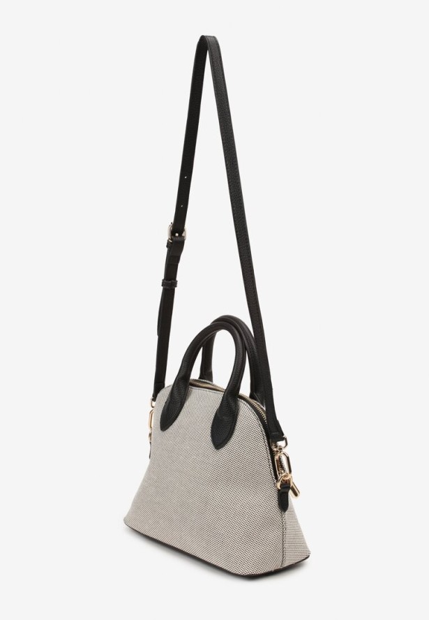 Czarna Torebka na Regulowanym Pasku z Metalicznymi Okuciami i Brelokiem Zalliera