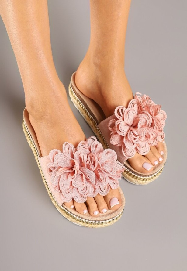 Różowe Klapki na Niskiej Platformie z Ozdobną Aplikacją z Kwiatem Soprine