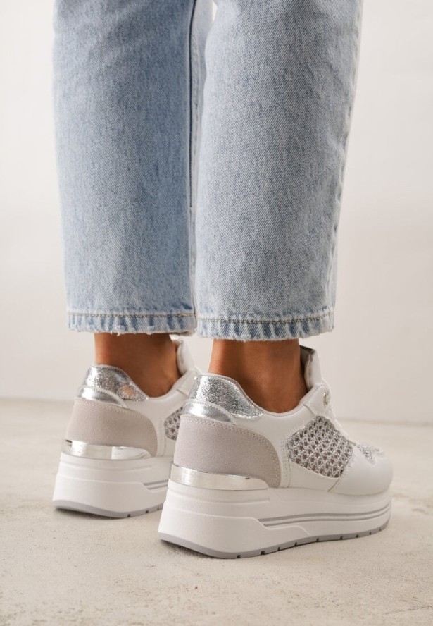 Białe Sneakersy na Platformie Ozdobione Metalicznymi Wstawkami i Siateczką Zitina
