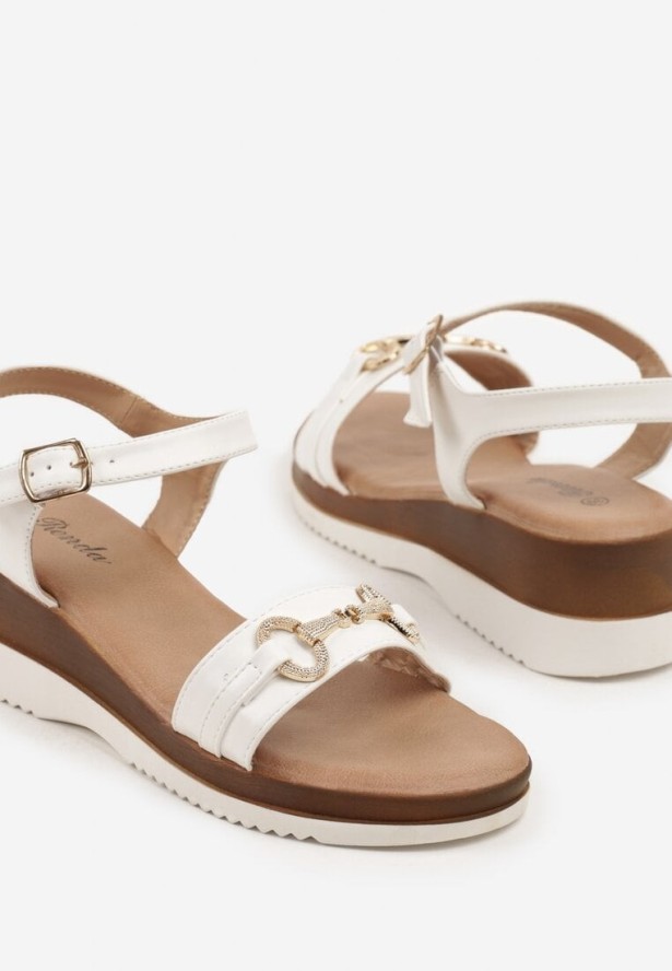 Białe Sandały na Niskim Koturnie z Ozdobną Aplikacją Tanavessa