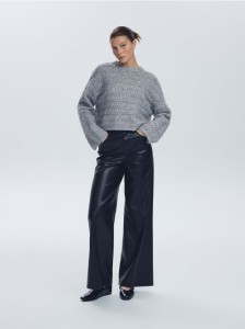 Sweter z dekoracyjnym splotem - szary