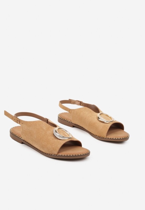 Ciemnobeżowe Sandały z Wycięciem i Metaliczną Okrągłą Aplikacją Orisena