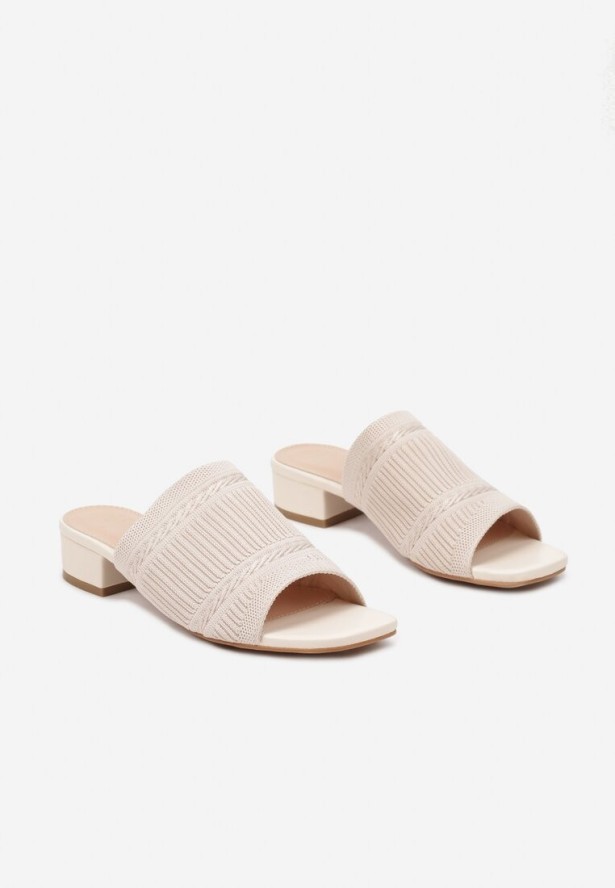 Jasnobeżowe Klapki na Obcasie z Tłoczoną Cholewką Dolianne