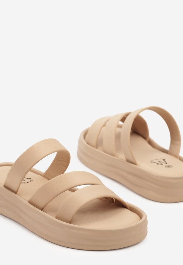 Ciemnobeżowe Klapki na Grubej Tłoczonej Podeszwie Pollavie